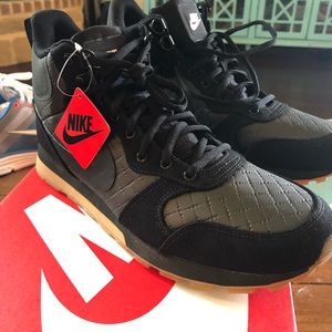 NWT Women’s Nike MD Runner 2 Mid Prem